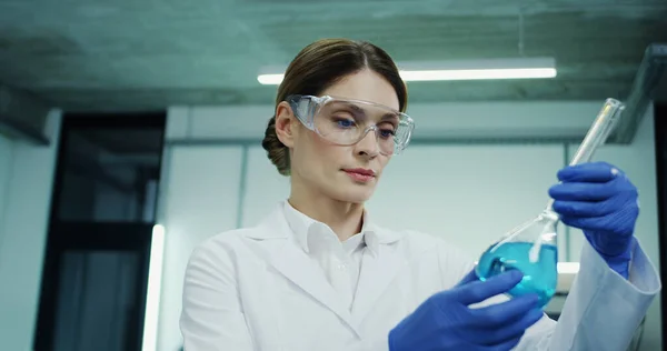 Portrait Caucasian Woman Glasses White Robe Doing Analysis Blue Liquid — 스톡 사진