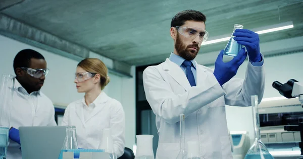 Kaukasischer Gutaussehender Medizinischer Laborarbeiter Bei Der Analyse Einer Flüssigkeit Reagenzglas — Stockfoto