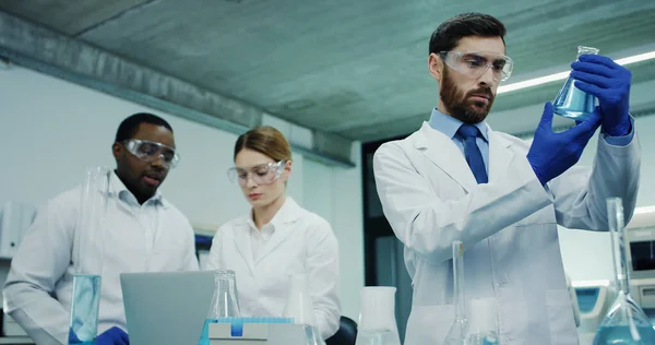 Kaukasischer Gutaussehender Medizinischer Laborarbeiter Bei Der Analyse Einer Flüssigkeit Reagenzglas — Stockfoto