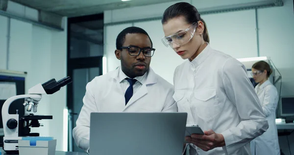 Cientista Jovem Afro Americano Com Manto Branco Óculos Trabalhando Laptop — Fotografia de Stock
