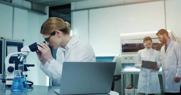 Porträt Der Gut Aussehenden Kaukasischen Frau Brille Und Weißem Gewand — Stockfoto