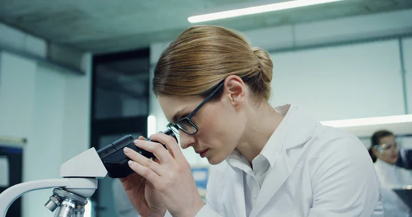 Close Bela Jovem Caucasiana Óculos Que Trabalham Laboratório Olhando Microscópio — Fotografia de Stock