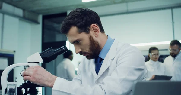 Close Homem Caucasiano Atraente Que Trabalha Laboratório Olhando Microscópio Seguida — Fotografia de Stock