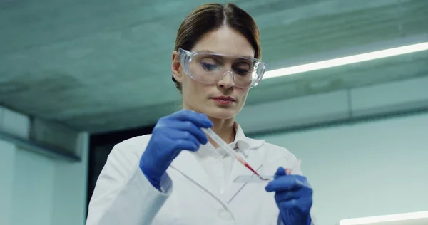 Portrait Caucasian Beautiful Female Laboratory Worker Making Blood Test Glass — 스톡 사진