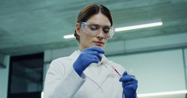 Retrato Bela Trabalhadora Laboratório Caucasiana Fazendo Exame Sangue Tubo Vidro — Fotografia de Stock