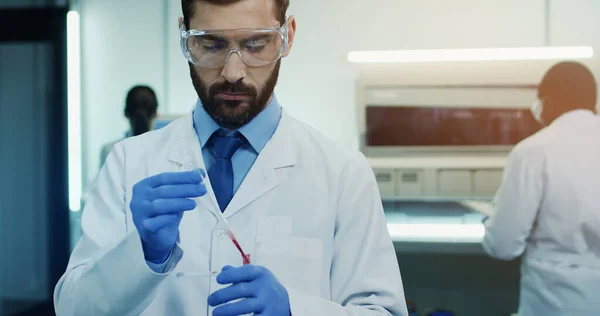 Jovem Cientista Laboratório Caucasiano Óculos Fazendo Exame Sangue Com Tubo — Fotografia de Stock