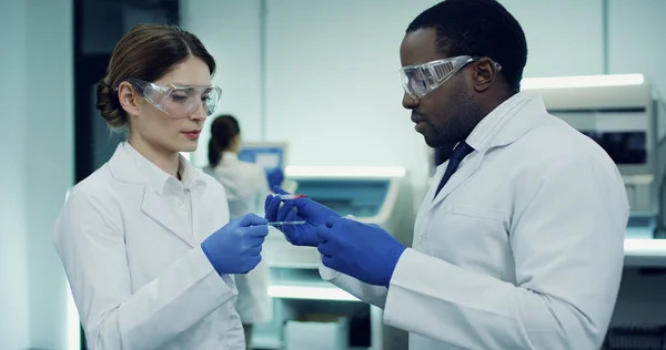 Caucasian Woman African American Man Workers Medical Laboratory Doing Blood — 스톡 사진