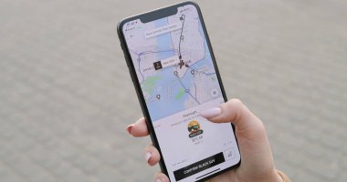 New York - 20-2020 arası, beyaz kadın ellerindeki akıllı telefonu kapat. Uber uygulamasında telefon kullanan ve araba sipariş eden bir kadın. UberX uygulamasından taksi çağıran bir kız..