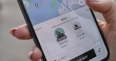 New York - 20-2020 arası, akıllı telefonu kadınların elinde kapatın. Uber uygulamasında telefon kullanan ve araba sipariş eden bir kadın. UberX uygulamasından taksi çağıran bir kız. Büyük şehirde ulaşım aranıyor.