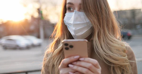 Kaukasische Junge Frau Medizinischer Maske Schreibt Sms Und Tippt Auf — Stockfoto