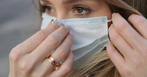 医療マスクの屋外で撮影かなり若い白人女性のクローズアップ パンデミックの間保護を身に着けている病気の美しい女の子 コロナウイルスの隔離 流行概念コロナウイルスの流行 — ストック写真