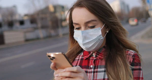 Vista Desde Abajo Hermosa Mujer Caucásica Joven Máscara Médica Utilizando —  Fotos de Stock