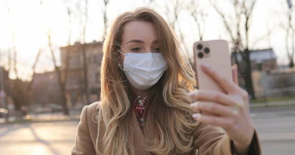 Kaukasische Junge Frau Medizinischer Maske Spricht Webcam Auf Dem Smartphone — Stockfoto