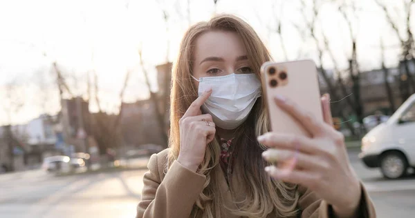 Kaukasiska Unga Kvinna Medicinsk Mask Talar Webbkamera Smartphone Och Gör — Stockfoto