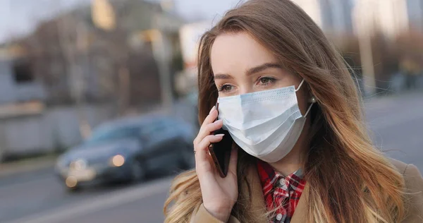 Retrato Jovem Mulher Máscara Facial Médica Chamando Telefone Celular Enquanto — Fotografia de Stock