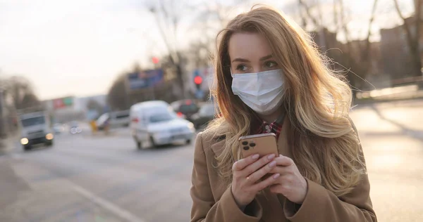 Mulher Branca Máscara Médica Mensagem Texto Tocando Telefone Celular Rua — Fotografia de Stock