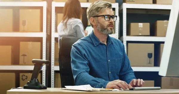 Vit Gråhårig Man Glasögon Som Arbetar Datorskärmen Postbutiken Och Skriver — Stockfoto