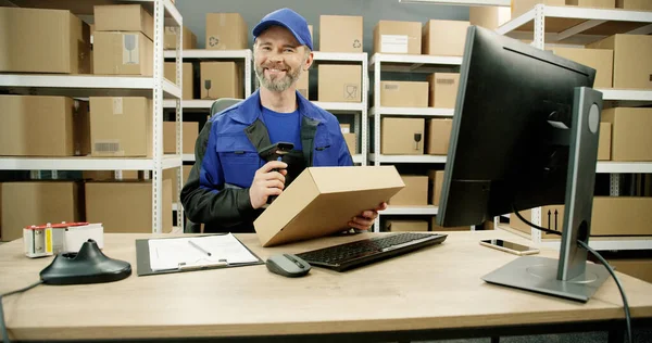 Carteiro Feliz Uniforme Que Trabalha Computador Loja Correio Com Encomendas — Fotografia de Stock