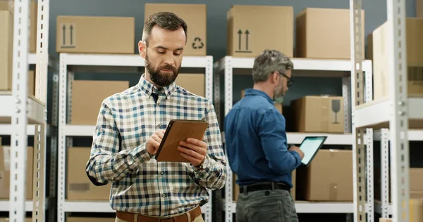 Carteiro Loja Postal Com Encomendas Tocando Computador Tablet Trabalhador Masculino — Fotografia de Stock