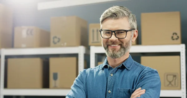 Primer Plano Hombre Atractivo Feliz Con Pelo Gris Barba Gafas —  Fotos de Stock