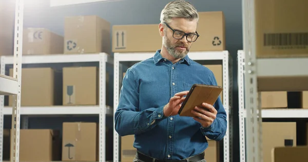 Carteiro Óculos Loja Postal Com Encomendas Tocando Computador Tablet Trabalhador — Fotografia de Stock
