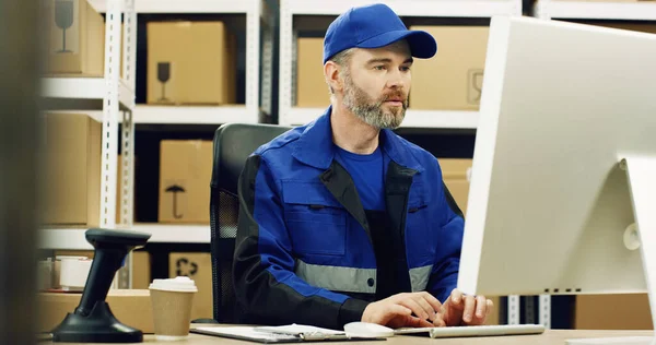 Retrato Entregador Uniforme Boné Sentado Mesa Loja Dos Correios Trabalhando — Fotografia de Stock