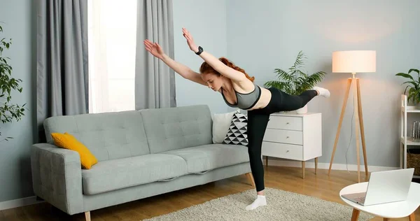 Fitness Exercício de menina esportiva. Desportista treinando em casa. Estilo de vida saudável e conceito de bem-estar . — Fotografia de Stock