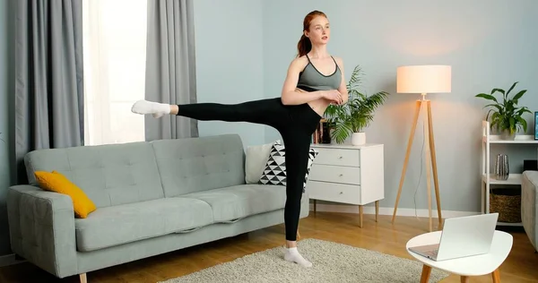 Fitness Exercício de menina esportiva. Desportista treinando em casa. Estilo de vida saudável e conceito de bem-estar . — Fotografia de Stock