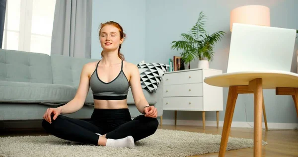 Fitness Exercício de menina esportiva. Desportista treinando em casa. Estilo de vida saudável e conceito de bem-estar . — Fotografia de Stock