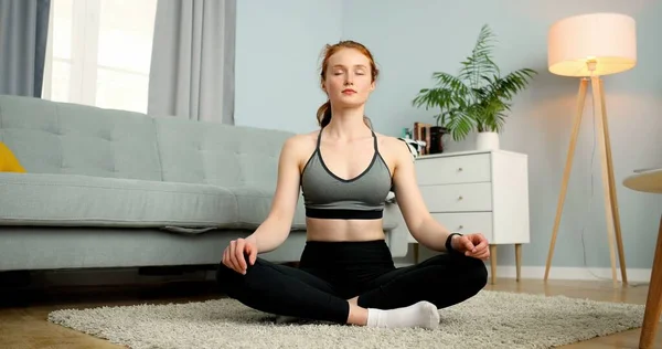 Fitness Exercício de menina esportiva. Desportista treinando em casa. Estilo de vida saudável e conceito de bem-estar . — Fotografia de Stock