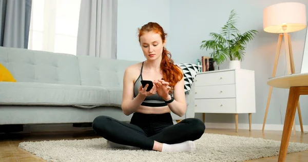 Fitness Exercício de menina esportiva. Desportista treinando em casa. Estilo de vida saudável e conceito de bem-estar . — Fotografia de Stock