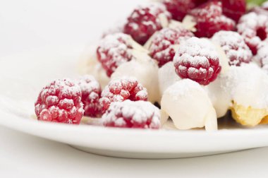 tatlı beyaz bir tabak içinde ahududu ile