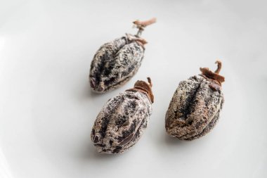 Trabzon hurması meyve beyaz arka planda kurutulmuş