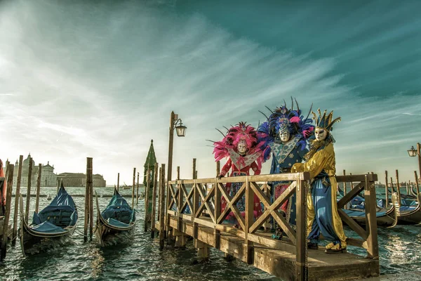 Insanlar maskeler ve Venedik Karnavalı-Venedik 06.02.2016 üzerinde kostümlerini — Stok fotoğraf