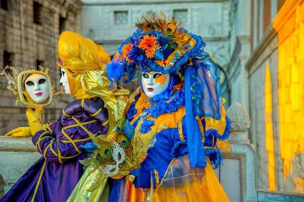 Люди в масках и костюмах на Венецианском карнавале-Венеция 06.02.2016 — стоковое фото