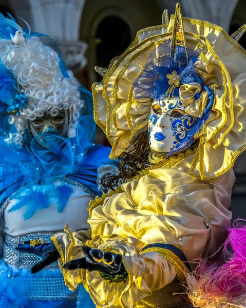 Personas Con Máscaras Disfraces Carnaval Veneciano — Foto de Stock
