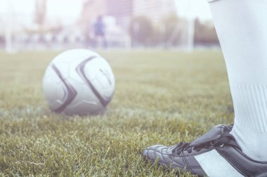 Futbol oyuncusu bir Top hits. Yakın çekim