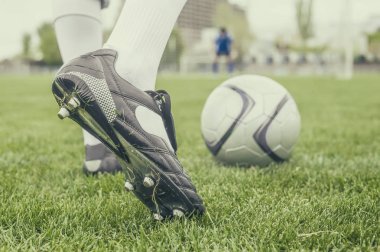 Futbol oyuncusu bir Top hits. Yakın çekim