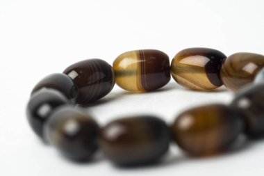 Beyaz bir arka plan üzerinde doğal taşlarından yapılmış bilezik