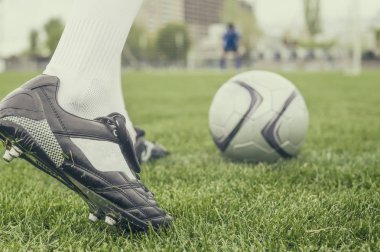 Futbol oyuncusu bir Top hits. Yakın çekim