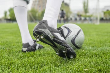 Futbol oyuncusu bir Top hits. Yakın çekim