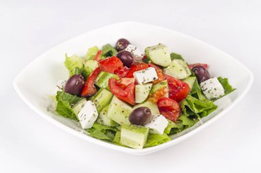 Beyaz arka planda Yunan salatası