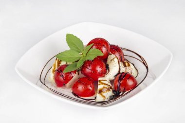 Beyaz arka plan üzerinde caprese salatası