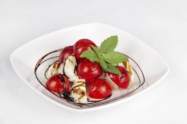 Beyaz arka plan üzerinde caprese salatası