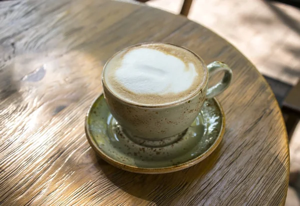 Cappuccino Kopi Atas Meja Kayu — Foto Stok Gratis