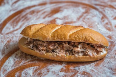 Arapça, Yunanca ya da Türkçe bir ahşap tahta etli sandviç