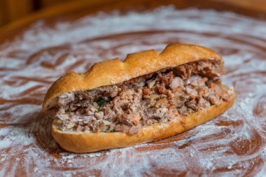 Arapça, Yunanca ya da Türkçe bir ahşap tahta etli sandviç