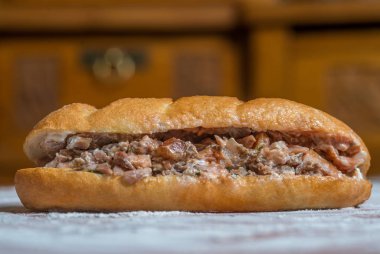 Arapça, Yunanca ya da Türkçe bir ahşap tahta etli sandviç