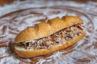 Arapça, Yunanca ya da Türkçe bir ahşap tahta etli sandviç