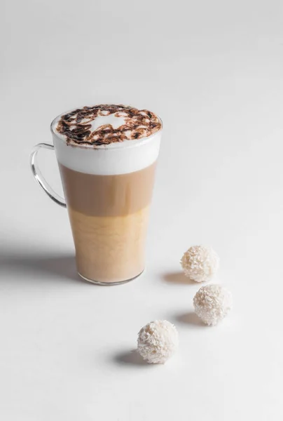Café Latte Uma Xícara Vidro Fundo Branco — Fotografia de Stock
